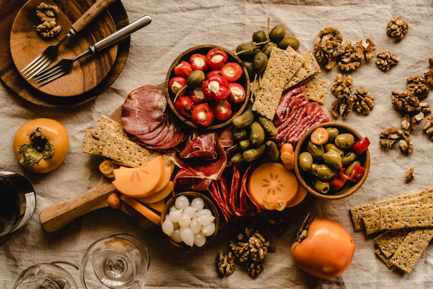Planche de charcuterie, olives et pain
